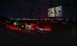 İzmir’de “Yeniden Sinematek” heyecanı: Arabada film keyfi başladı