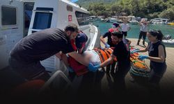 Denizin ortasında panik anları... Teknede yaralanan kişi tahliye edildi