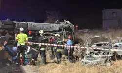 Yolcu minibüsü ile otomobil çarpıştı: Ölü ve yaralılar var!
