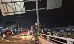 Yolcu otobüsü tabela direğine çarptı: Feci kazada 11 yaralı!