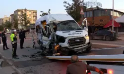 Servis minibüsü park halindeki kamyona çarptı!
