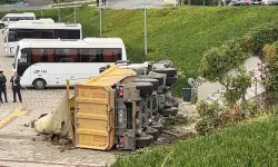 Hafriyat kamyonu İSKİ bahçesine düştü: Yaralılar var
