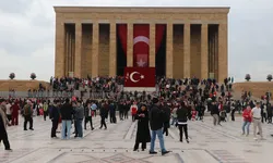 Sağanak yağışa rağmen Anıtkabir'e ziyaretçi akını