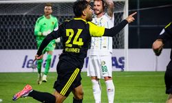 Aliağa FK'nın oyuncuları 3'er 3'er atıyor