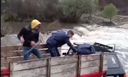 Aydın'da otomobil sel sularına kapıldı: Sürücü ve yolcu kurtarıldı!