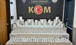Durdurulan araçtan kaçak telefon aksesuarları çıktı