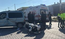 Hafif ticari araç ile motosiklet çarpıştı: 1'i ağır, 2 yaralı!