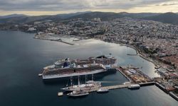 Kuşadası'na 1 günde 4 kruvaziyer ile denizden 6 bin turist geldi