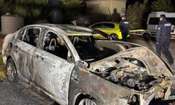 Kuşadası'nda 2 otomobil kundaklandı