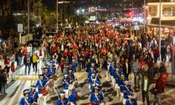 Kuşadası'nda 250 metre uzunluğunda Türk bayrağı taşındı
