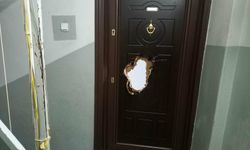 Manisa'da komşu dehşeti: Matkapla kapısını deldi!