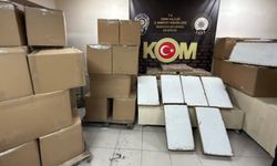 Minibüsü mobil depoya çevirdiler: 1,1 milyon kaçak makaron ele geçirildi!