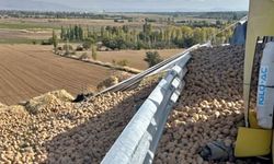 Patates yüklü TIR devrildi: Trafik kilitlendi!