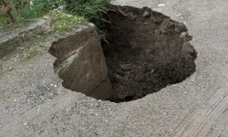 Çanakkale’de yol çöktü, tekneler karaya vurdu