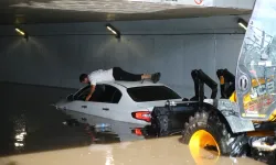 Adana'da araçlar suya gömüldü