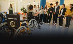 İzmir’de öğrenciler empati parkurunda engelleri aşmaya çalıştı