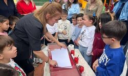 İzmir-Minik eller ebru sanatıyla Türk bayrağı işledi