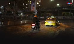 Meteoroloji uyarmıştı! İzmir’i sağanak vurdu