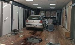 Konak'ta kontrolden çıkan otomobil dükkana daldı!
