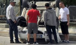 Kontrolden çıkan otomobil bariyerlere çarpıp takla attı!