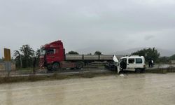 TIR ile hafif ticari araç kafa kafaya çarpıştı: 1 ölü, 1 ağır yaralı!