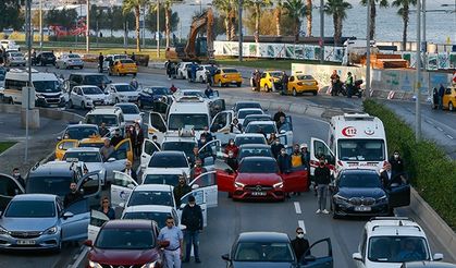 9.05'te yine hayat durdu, İzmir Atasını saygıyla andı