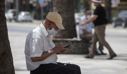 İzmir'de 65 yaş üstü sokağa çıktı