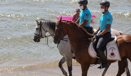 İzmir plajları atlı jandarmaya emanet