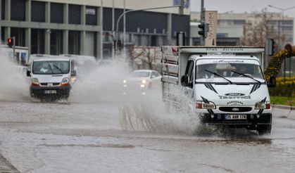 Etkili olan sağanak sürücülere zor anlar yaşattı