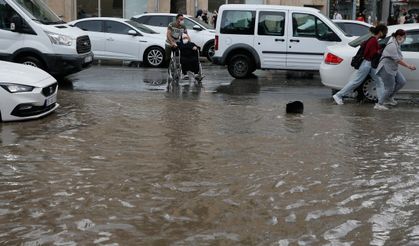 Sağanak yağmur İzmir'de hayatı felç etti... İş yerlerini su bastı