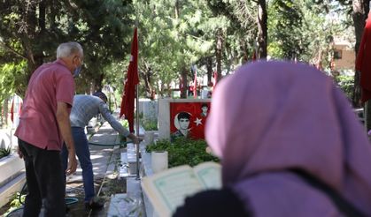 İzmir'de Babalar Günü buruk geçti! Şehitliklerde hüzün hakimdi