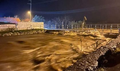 Dikili'de facianın eşiğinden dönüldü... Kaya parçası yola düştü!