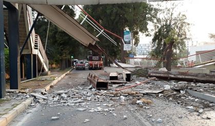 Flaş! İzmir'de vinç çarptı Metro üst geçidi çöktü