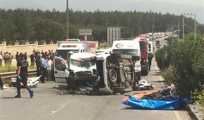 İzmir'de korkunç kaza: 1'i bebek 3'ü çocuk 7 ölü...