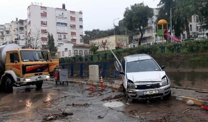 İzmir'de şiddetli sağanak yağış hayatı felç etti