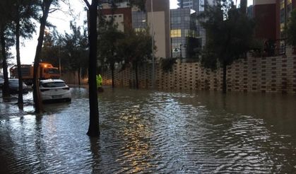 İzmir'i sağanak vurdu!