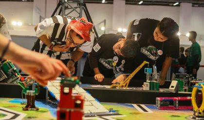 İzmir'de robot tasarlayan çocuklar yeteneklerini sergiledi