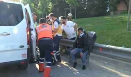Ümraniye'de işçi servisinin kamyona çarptığı kazada 11 kişi yaralandı