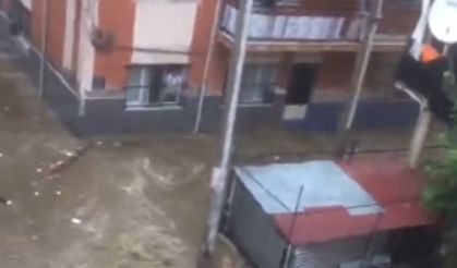İzmir'de bazı evleri su bastı