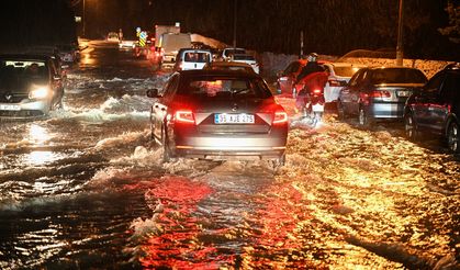 İzmir'de sağanak yağış hayatı felç etti! Sürücülere zor anlar yaşattı