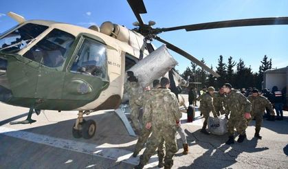 Depremzedelere askeri helikopterlerle yardım malzemeleri ulaştırıldı