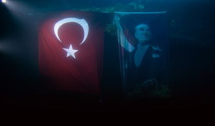 İzmir'de dalgıçlar 9 Eylül vapuru batığında Türk bayrağı açtı