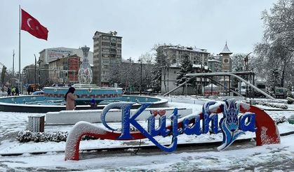 Kütahya'da kar yağışı şehri beyaza bürüdü!