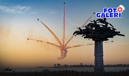 İzmir'de Türk Yıldızları'ndan nefes kesen gösteri!