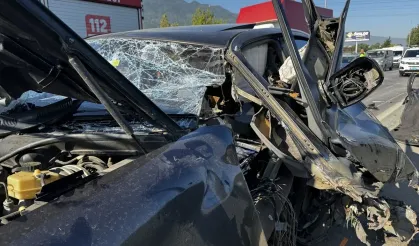 Bariyere saplanan araçtaki 2 kişi ağır yaralandı