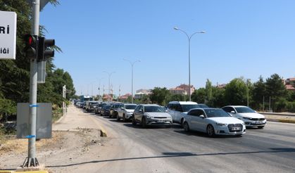 Afyon-Antalya yolunda 'yaz' yoğunluğu