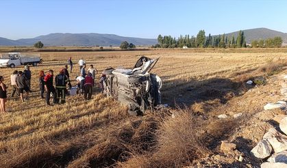 Denizli'de devrilen hafif ticari araçtaki 6 kişi yaralandı