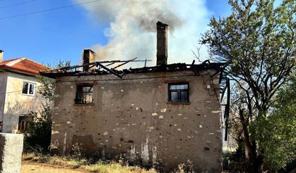 Uşak'ta tek katlı evde yangın çıktı