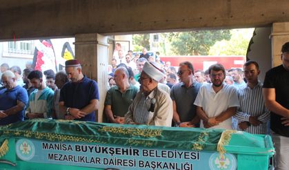 Kazada ölen oğlunun cenaze namazını kıldırdı