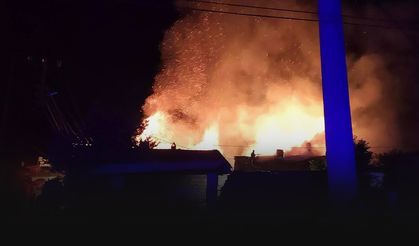 Geceyi alevler aydınlattı! 3 ev kullanılmaz hale geldi